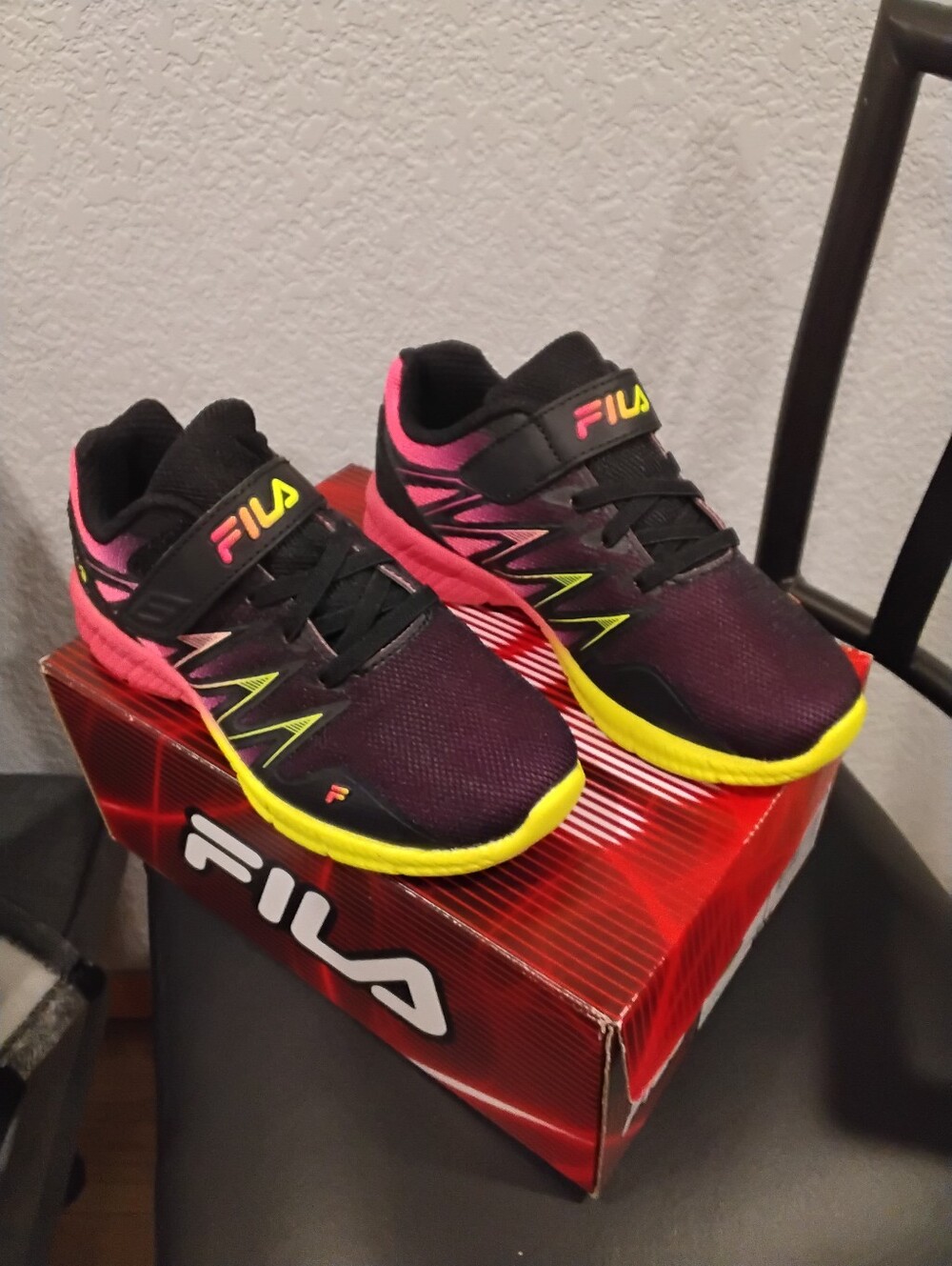 NWT Fila Fantom 8 Strap Sneakers Size 1 Firm Price